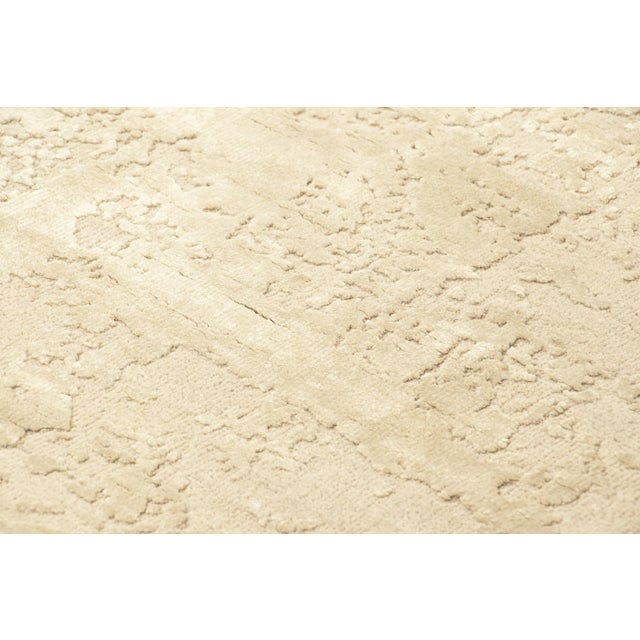 This 2x3 rug is from an exciting new collection of gift-sized pieces in Rug & Kilim’s Modern Collection—made with a...