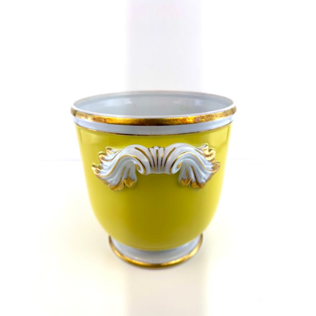 1970s Vintage Mottahedeh Yellow Porcelain Cachepot With Gilt Rococo Handles For Sale - Image 5 of 11