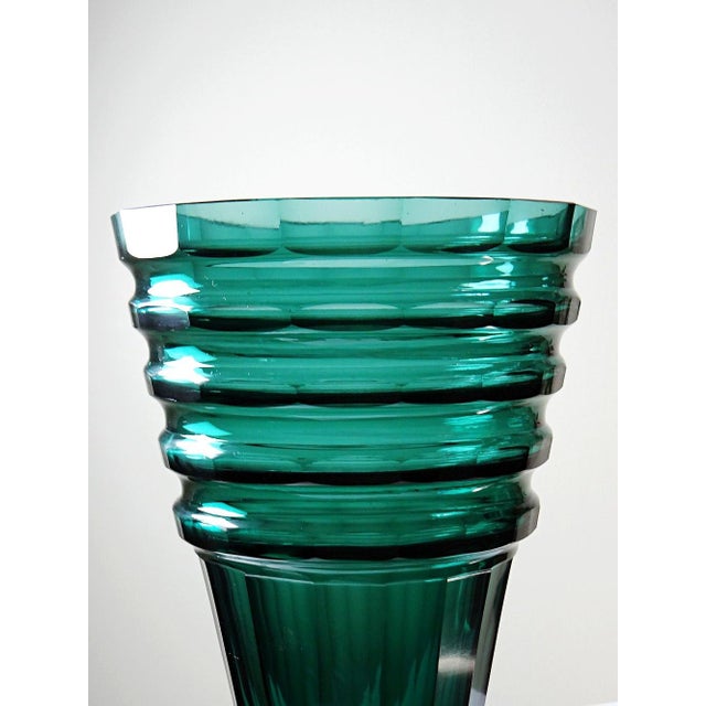 1920s Large Antique Art Deco Vase in Cut Emerald Crystal, Bohemia, 1920s For Sale - Image 5 of 15