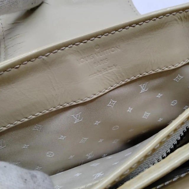 2000 - 2009 A Vintage Louis Vuitton Beige and White Leather Cruise Hand-Bag For Sale - Image 5 of 18