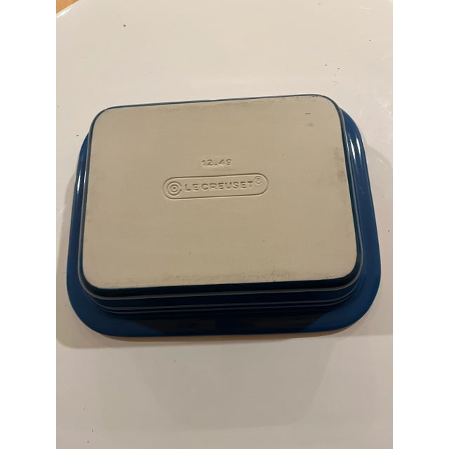 A beautiful vintage backing dish, never used.