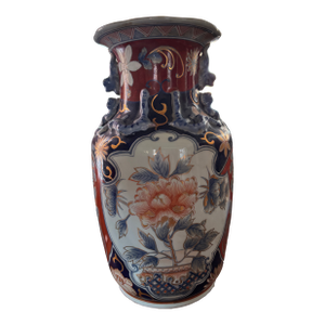 Antique Japanese Imari-Style Porcelain Vase Dating to the Late Meiji Period ( Circa 1890-1910).