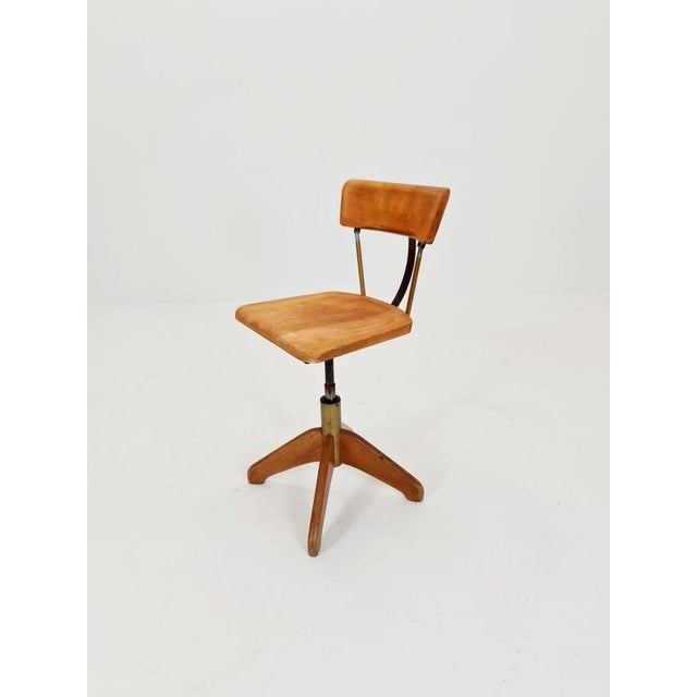 Bauhaus swivel office chair in solid wood By Stoll Giroflex ,1950s The chair is in good condition Measurements: Height :...