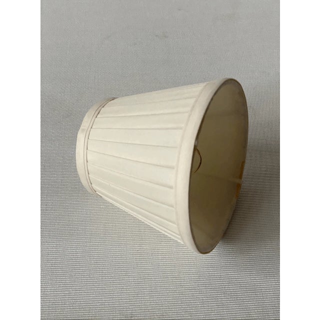 Good condition Elevate your lighting with this classic cream-colored lampshade. Featuring a crisp knife-pleat design and a...