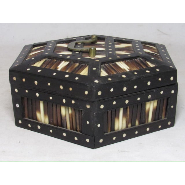English Antique Anglo Indian Hexagonal Porcupine Quill Box For Sale - Image 3 of 11
