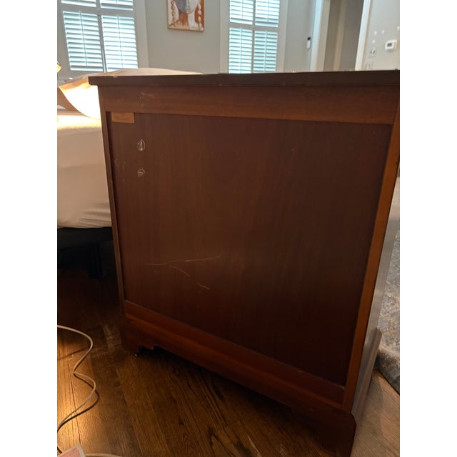 Chippendale Mid 20th Century Kittinger Bow-Front Mahogany Bachelor's Chest For Sale - Image 3 of 4