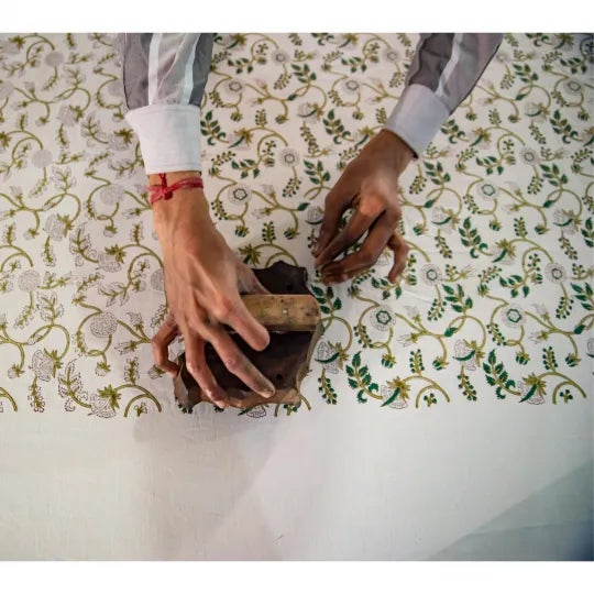 Gina 8-Seat Magenta Tablecloth For Sale - Image 6 of 8