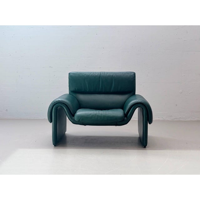 Striking ds-2011 leather armchair by de sede in an elegant petrol green. The design combines de sede's signature...
