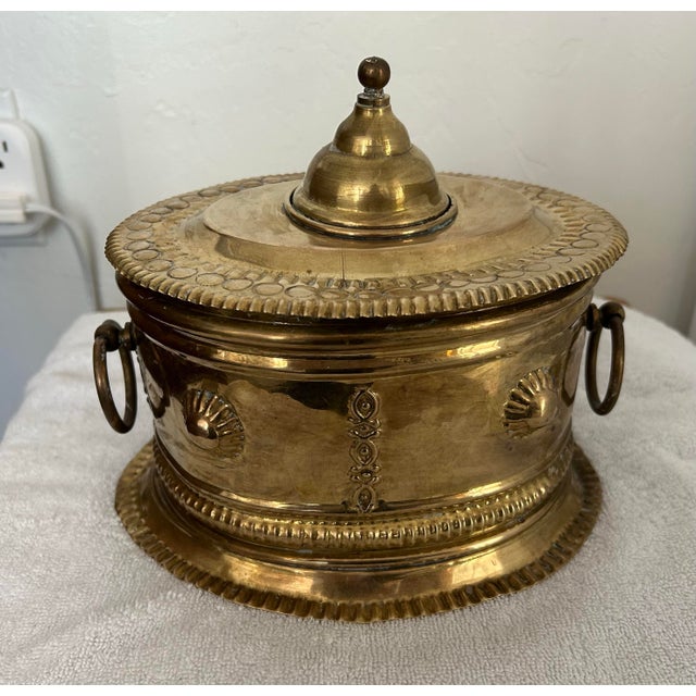 Vintage Moroccan highly crafted, hand-hammered and detailed tea caddy box constructed of solid brass. Exhibiting an...
