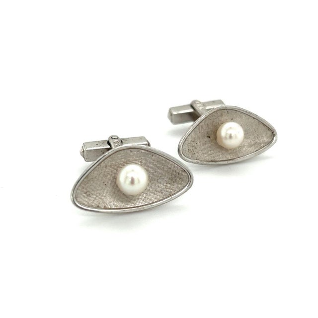 1990s Pair of Mikimoto Estate Akoya Pearl Mens Cufflinks 6.5 mm Sterling Silver For Sale - Image 4 of 7