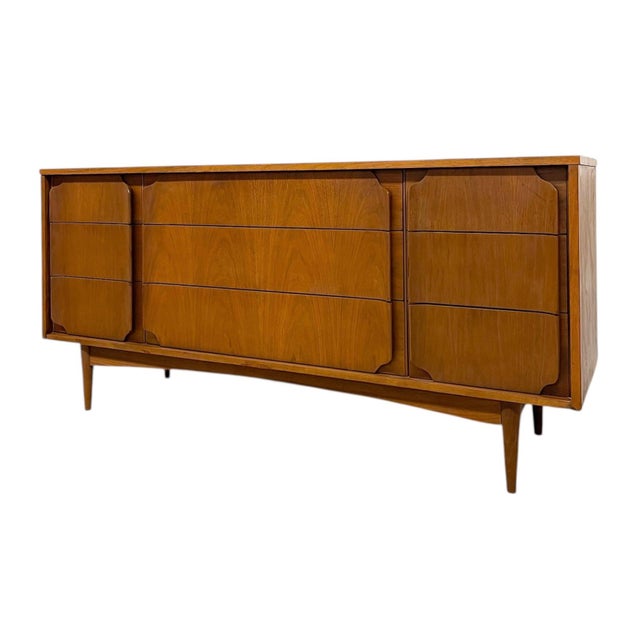 1970s Mid-Century Modern Matching Dresser Set With Sculpted Drawer Fronts-Highboy & 9-Drawer Low Dresser For Sale - Image 4 of 10