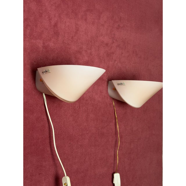 Set of two "Murano due Venezia" wall lamps in pink Murano glass, 1960s Metal frame, E27 bulbs. Glass intact, good...