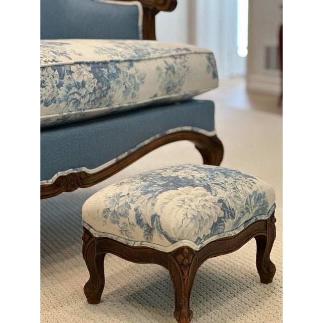 French Louis XV Style Settee & Stool – Newly Restored – Schumacher/Waverly Linen For Sale - Image 9 of 12