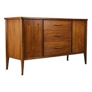 Broyhill Saga Vintage Mid Century Modern Buffet Credenza C. 1960s For Sale
