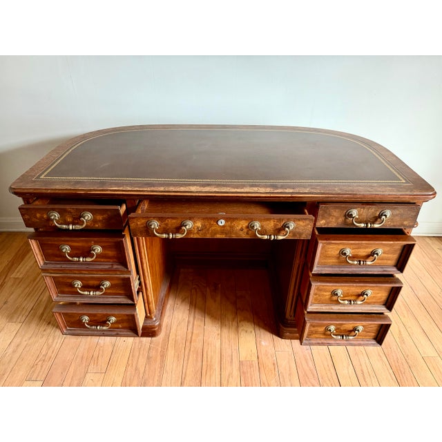 Mid-Century Sligh Kidney-Shaped Traditional Executive Mahogany Pedestal Desk For Sale - Image 9 of 9