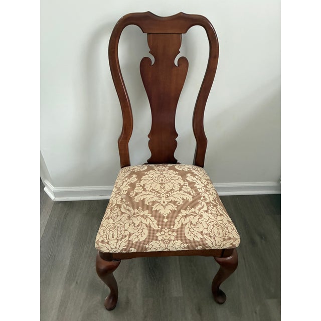 Queen Anne 1980s Attributed to Thomasville Furniture Winston Court Collection Traditional Queen Anne Style Splat Back Dining Chairs For Sale - Image 3 of 6