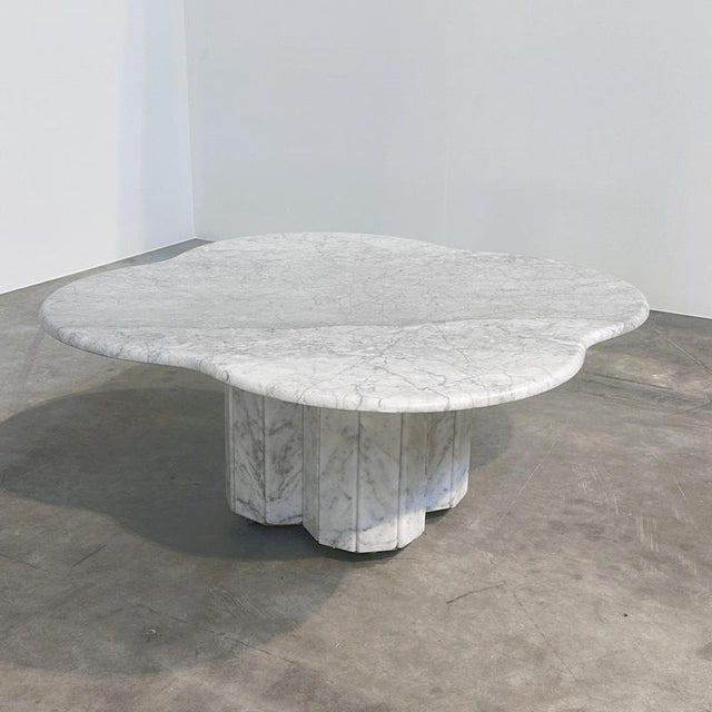 Contemporary Italian Scalloped Carrara Marble Coffee Table by Gae Aulenti, 1980s For Sale - Image 3 of 12