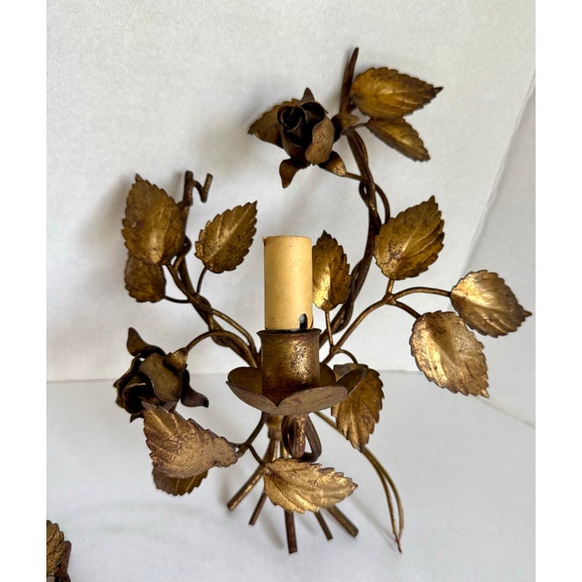 Mid 20th Century 1950s Pair of Italian Florentine Hollywood Regency Gilt Metal Rose Wall Sconces For Sale - Image 5 of 11