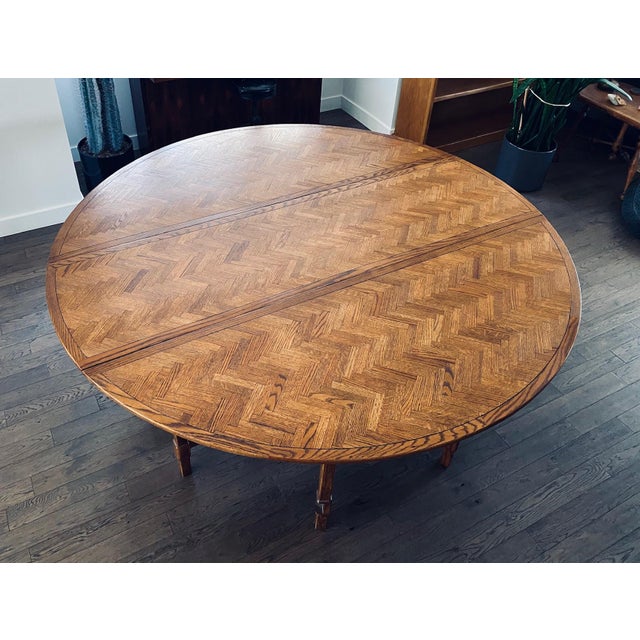 This is in excellent condition! It's much bigger than it looks! It has gate legs that fold in flat when you drop the sides...