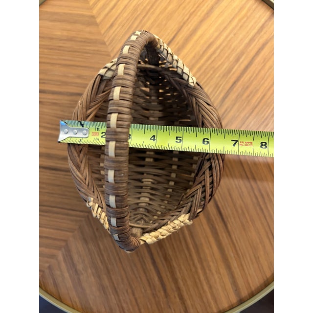 Vintage Handwoven Buttocks Basket With Wrapped Handle – Small Appalachian Basket For Sale - Image 16 of 18