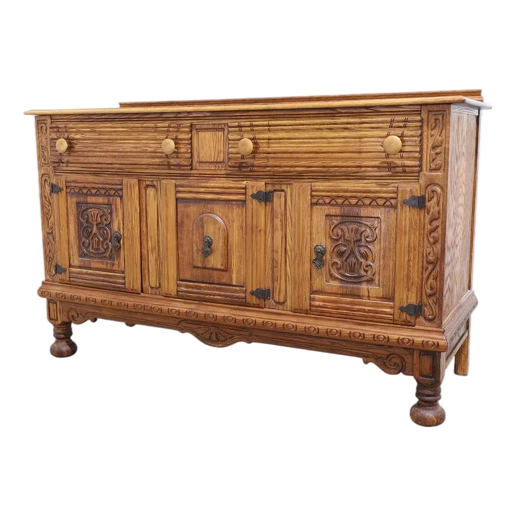 20世紀中期｜イギリス｜Oak｜ディスプレイ台 Mid-20th century Virginia House Carved Oak Sideboard | Chairish