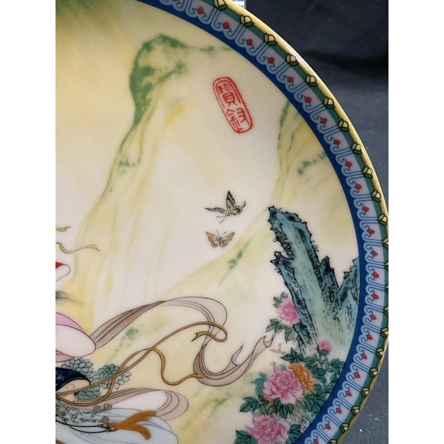Chinoiserie 1986 Jingdezhen Limited Edition Chinese Porcelain Decorative Plate – “Beauties of the Red Mansion” Signed by Zhao Huimin For Sale - Image 3 of 5