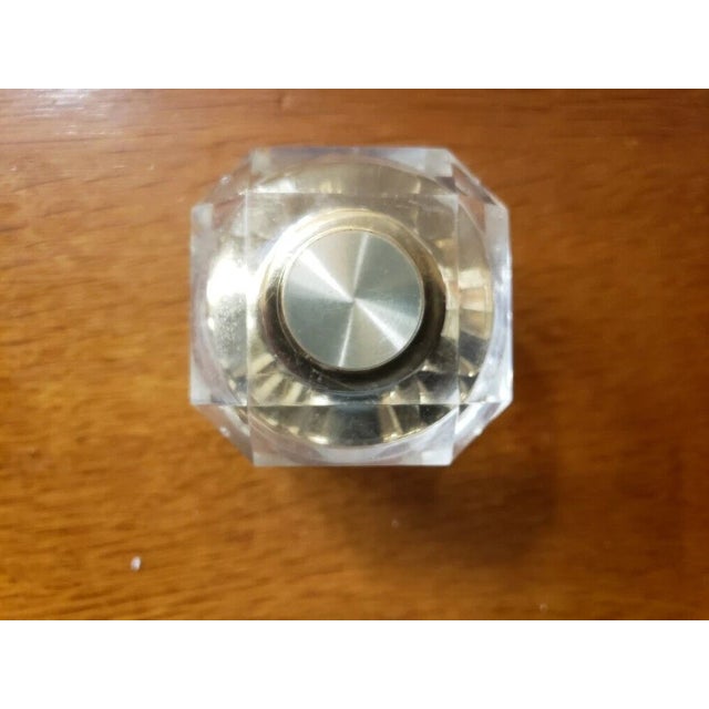 1950s American Hollywood Regency Lucite Faceted Cube Oil Sample Paperweight For Sale In New Orleans - Image 6 of 6
