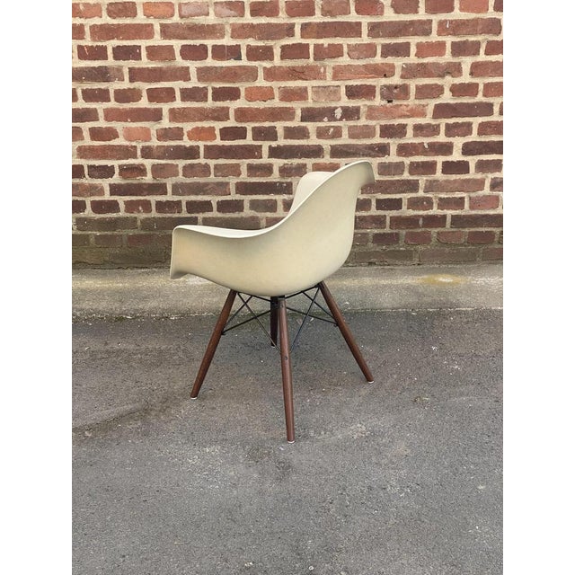 Vintage Fiberglass Armchair in Parchment by Charles Eames for Herman Miller, 1970s For Sale - Image 14 of 16