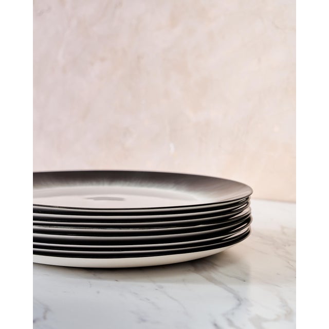2020s Set of 8 Minimalist "Variation 5 Dé" Dinner Plates by Ann Demeulemeester for Serax, in White Glazed Porcelain With Organic Black Border For Sale - Image 5 of 10
