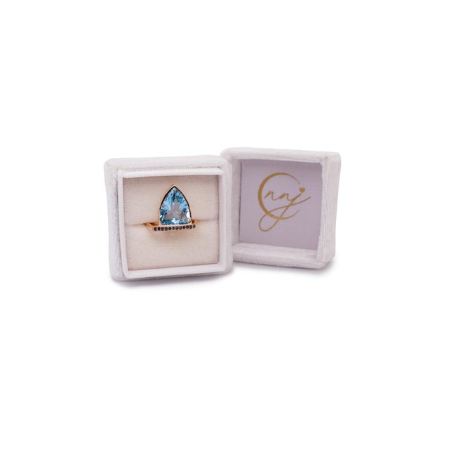 9.5ct Swiss Topaz Ring With Sapphire Accents: Solid 14k Gold, Trillion , Size 6.75 For Sale - Image 4 of 11