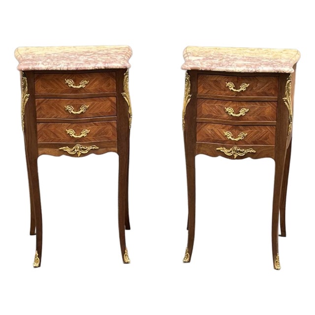 1940s Pair of French Louis XV Style Rosewood Side Tables Nightstands. For Sale