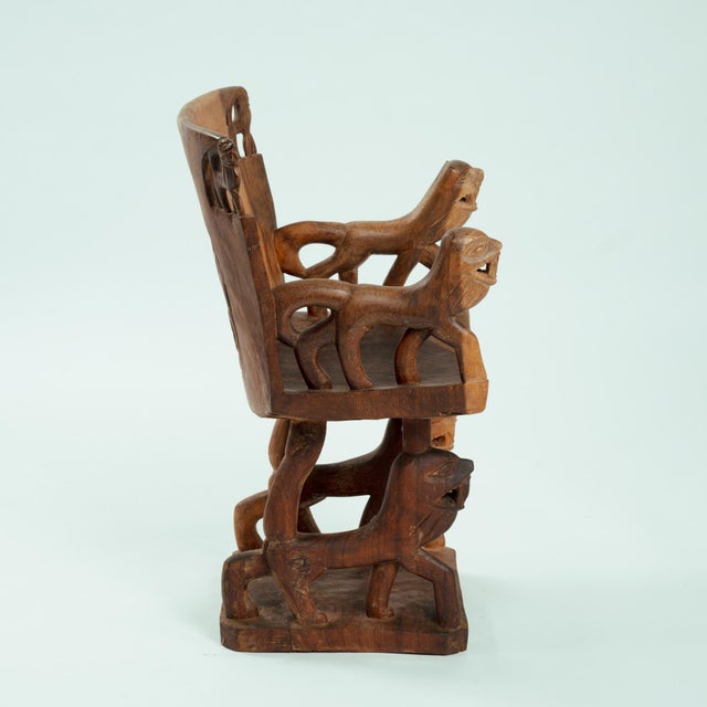 Mid-Century Modern 20th Century Fon Dignitary Monoxyl Carved Wood Armchairs and Table Set, Benin, 1954, Set of 3 For Sale - Image 3 of 18