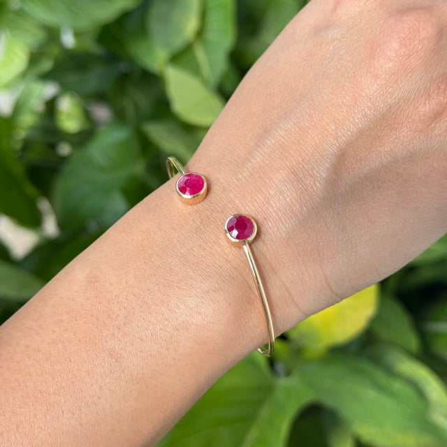 Contemporary 3.08ct Ruby Bezel-Set Bangle Bracelet in 14k Yellow Gold For Sale In New York - Image 6 of 17