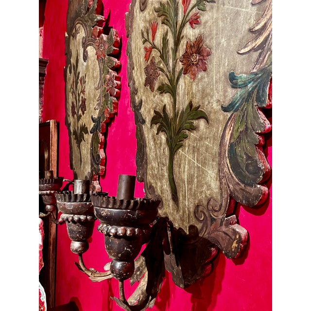 Rococo 18th Century Venetian Polychrome and Mecca Lacquered Wooden Wall Sconces, Set of 2 For Sale - Image 3 of 15