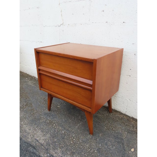 Mid Century Modern Nightstand Side End Bedside Table 6235 For Sale - Image 9 of 17