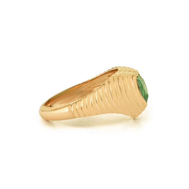 Metal Ridged Heart-Cut Emerald Pinky Ring in 14k Yellow Gold Size 5 For Sale - Image 7 of 18