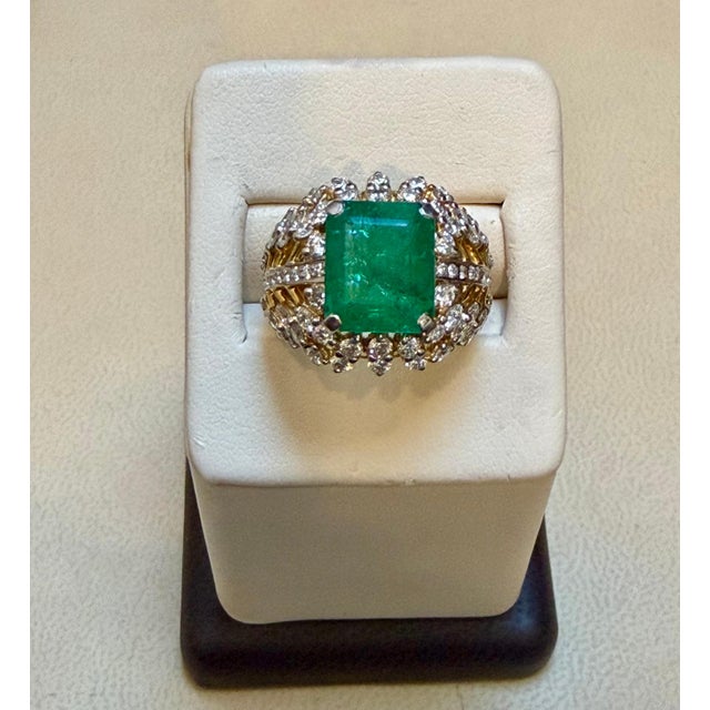 Modern Natural 4.2 Ct Emerald Cut Emerald & Diamond Ring 18 Karat Yellow Gold For Sale - Image 3 of 8