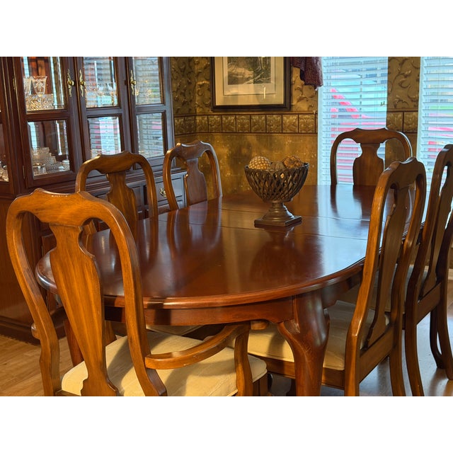 Traditional 1980s Cherry Dining Table With 6 Chairs, Two Leaves & Custom Table Pads For Sale - Image 3 of 12