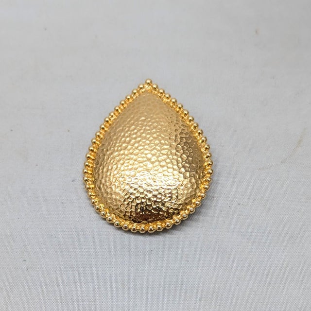 Monet Vintage C1985 Signed Monet Goldtone "Hammered" Tear Drop Shaped Brooch For Sale - Image 4 of 10