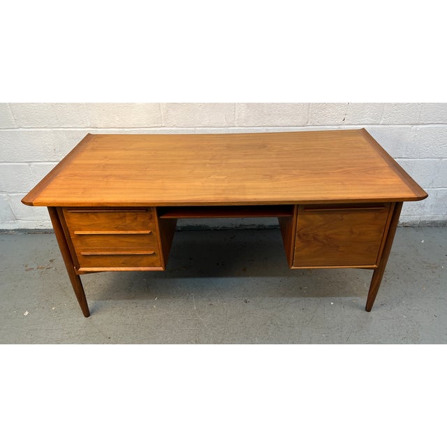 Mid-Century Danish Teak Desk by Arne Vodder for h.p Hansen For Sale In New York - Image 6 of 17