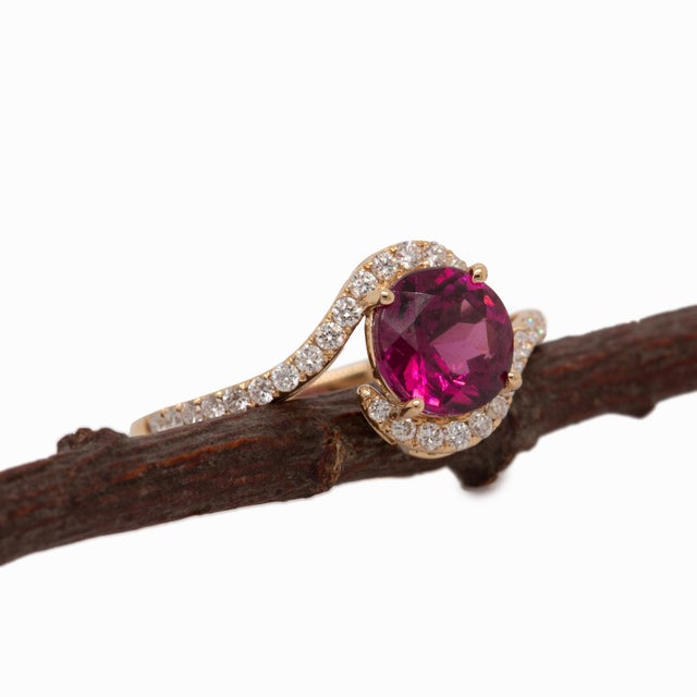 Modern 1.4cts Purple Garnet Ring With Natural Diamonds Accents: Solid 14k Gold, 7mm For Sale - Image 3 of 8