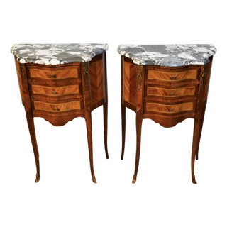 1910 Pair French Louis XV Walnut Satinwood & Marble Bedside Tables Nightstands For Sale