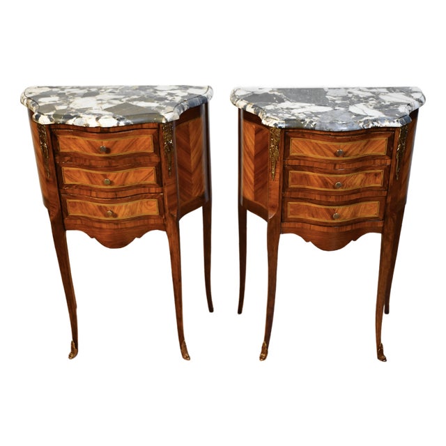 1910 Pair French Louis XV Walnut Satinwood & Marble Bedside Tables Nightstands For Sale