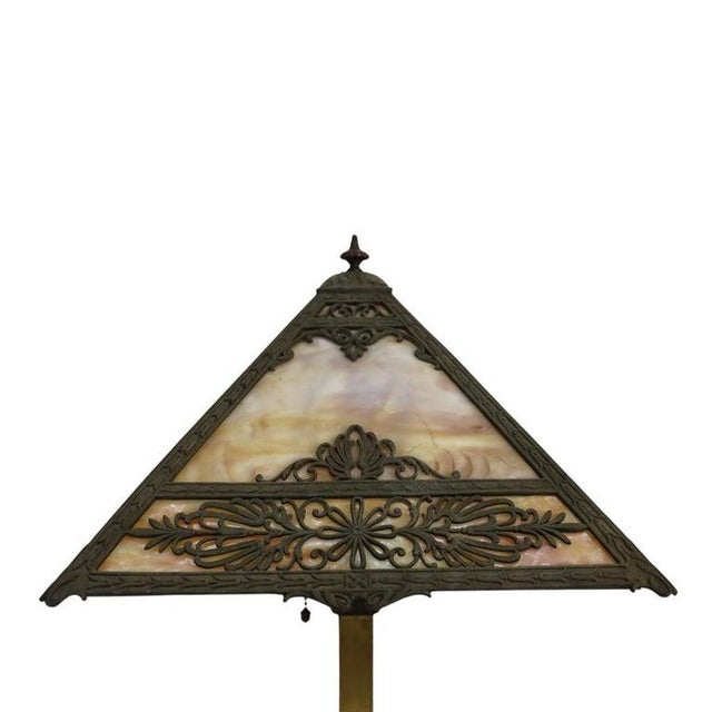 American Bradley & Hubbard Arts & Crafts 4-Panel Floral Overlay Slag Glass Lamp C1920 For Sale - Image 3 of 9