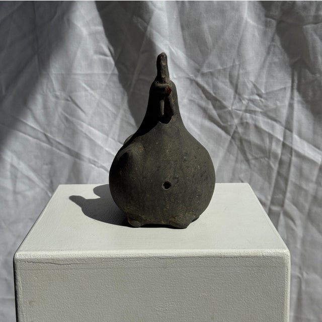 Small terracotta hen, antique Indonesian craftsmanship. Height: 18cm; Length: 16cm; Width: 11cm. This small decorative hen...