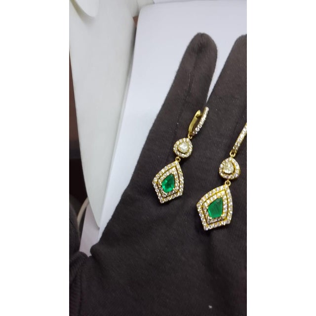 Modern New 18k Gold Diamond and Emerald Stud Earrings, 2.06ct Total Weight For Sale - Image 3 of 8