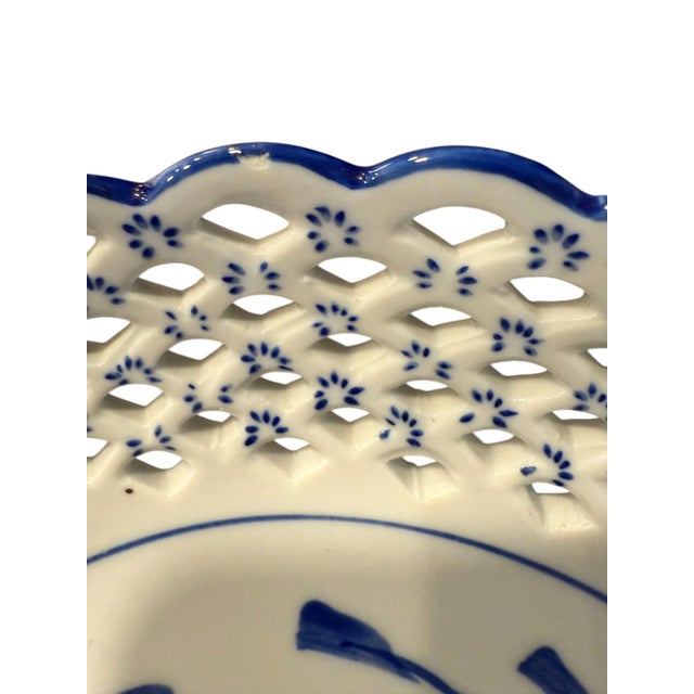 Traditional Mid 20th Century Blue and White Floral Lattice Bowl With Scalloped Edge For Sale - Image 3 of 4
