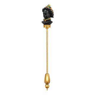 Antique Edwardian Hand-Carved Blackamoor Lady Stick Gold Pin With Emerald Crown For Sale