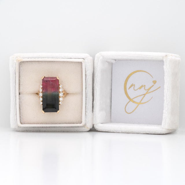 Modern 15.1Ct Bi-Color Tourmaline Ring With Earth Mined Diamond Accents: Solid 14k Gold, Size 6.75 For Sale - Image 3 of 8