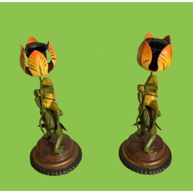 Hollywood Regency Vintage Whimsical Pair of Bronze and Tole Frogs & Flower Candlesticks. For Sale - Image 4 of 7